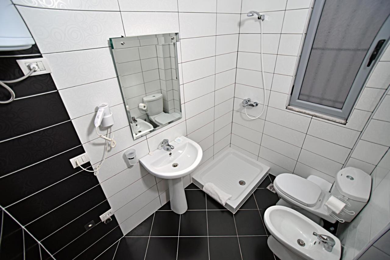 Sunrise Suites Vlorë Exteriör bild
